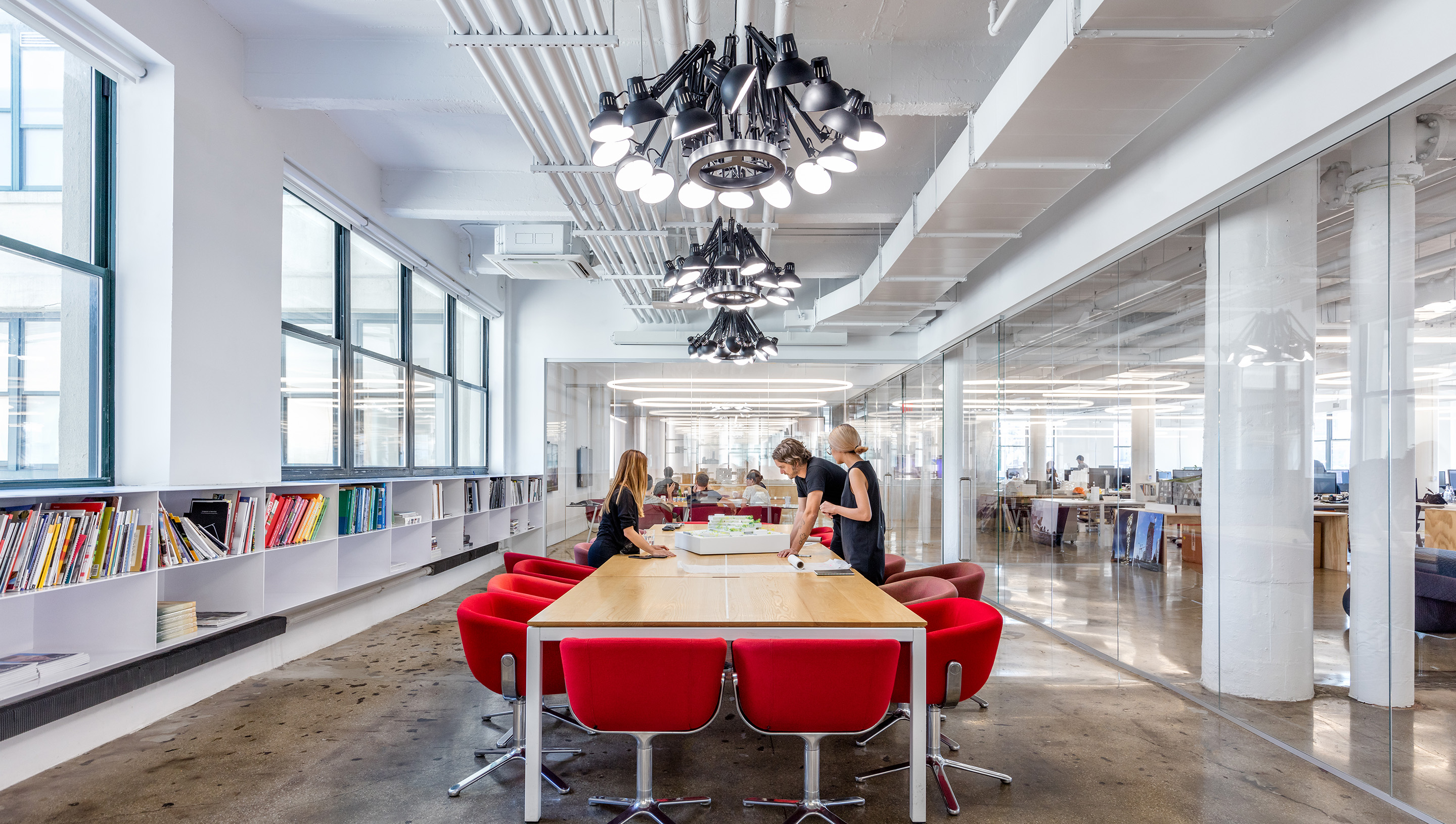 A New York City commercial meeting space with Lutron Ketra. Photo by Max Touhey