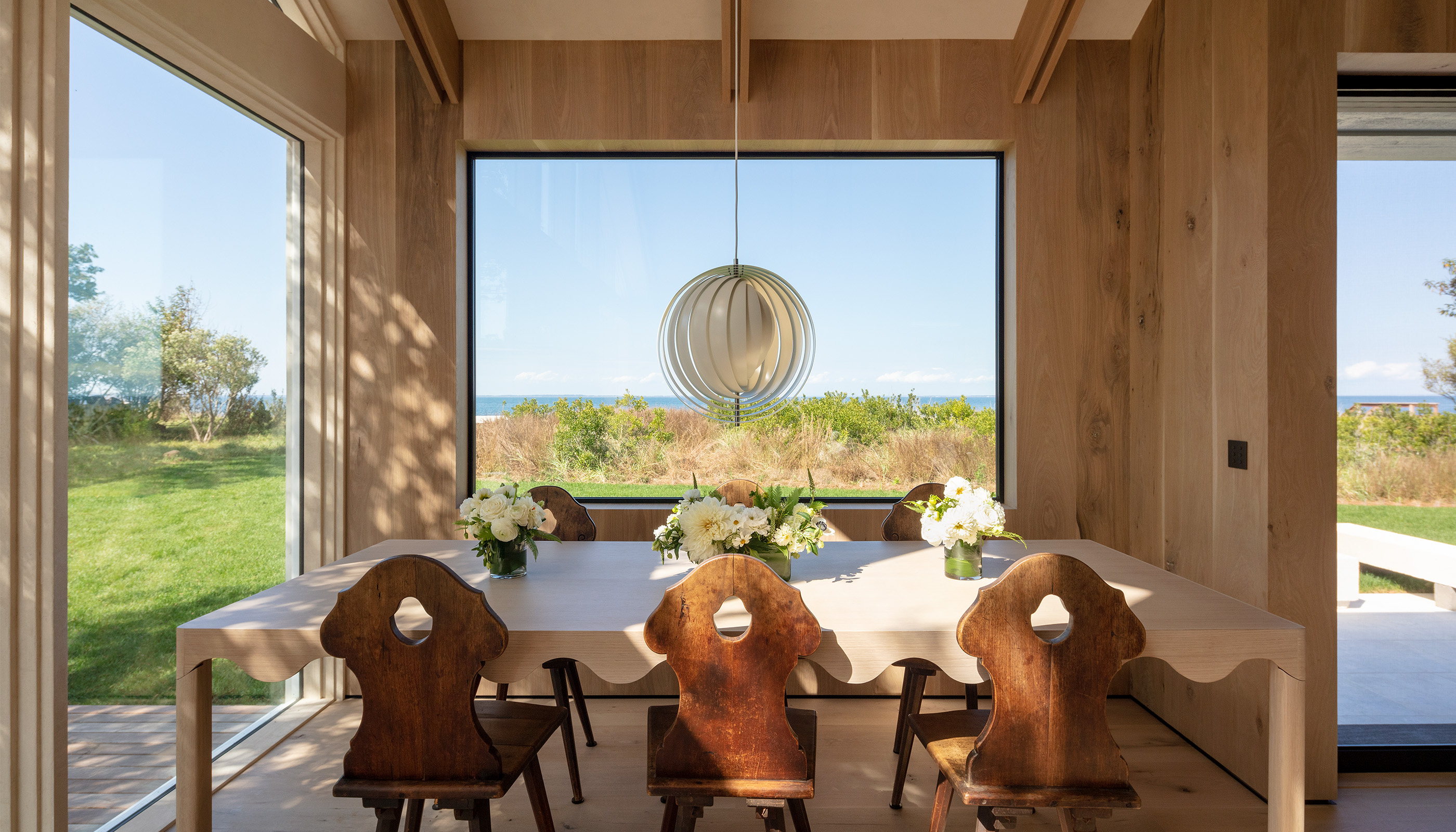 An East Hampton residential dining room with Lutron Ketra lamps, Alisse keypads, and HomeWorks. © Magda Biernat Photography