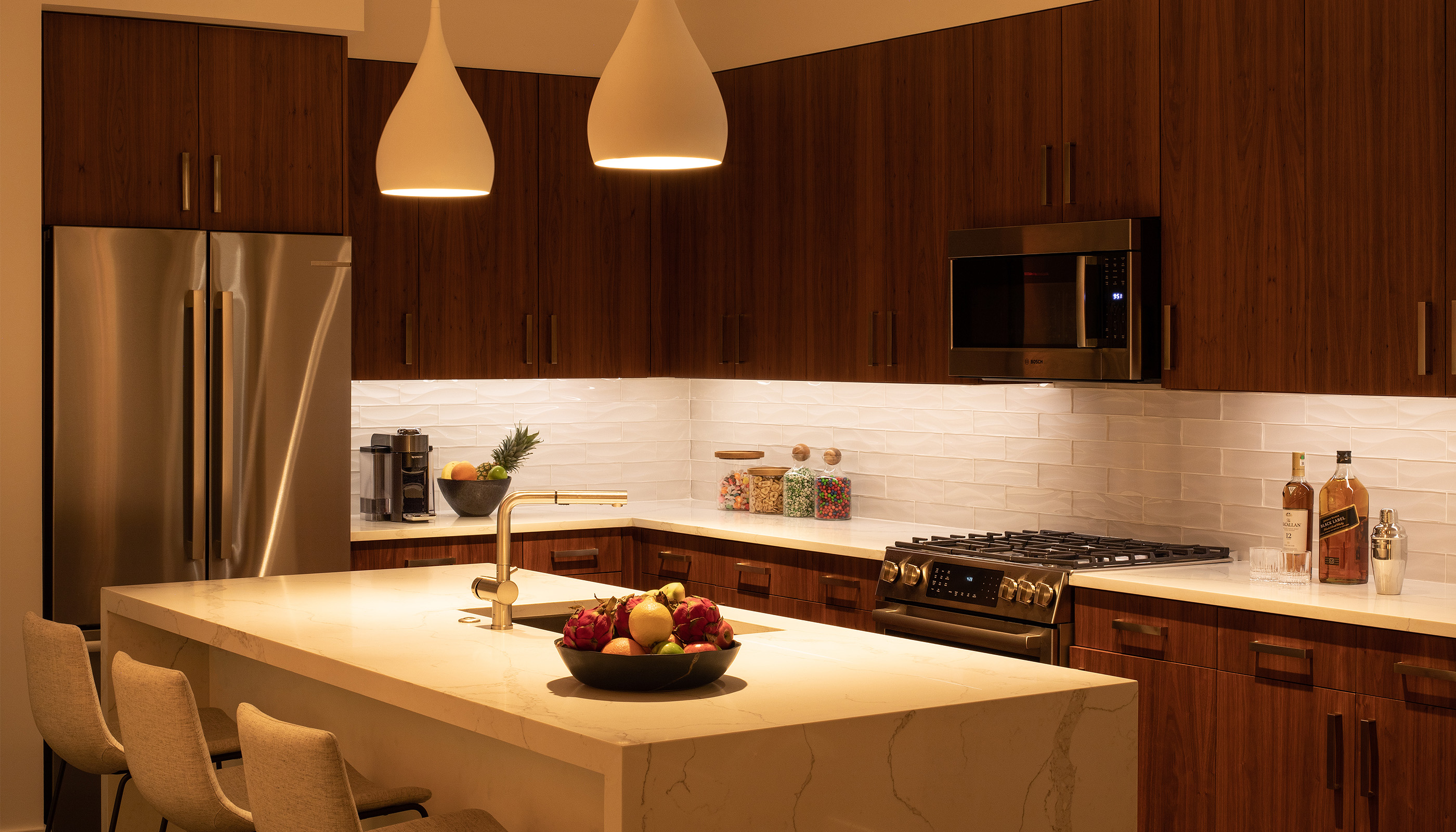 An Austin residential kitchen with Lutron Ketra lights and HomeWorks