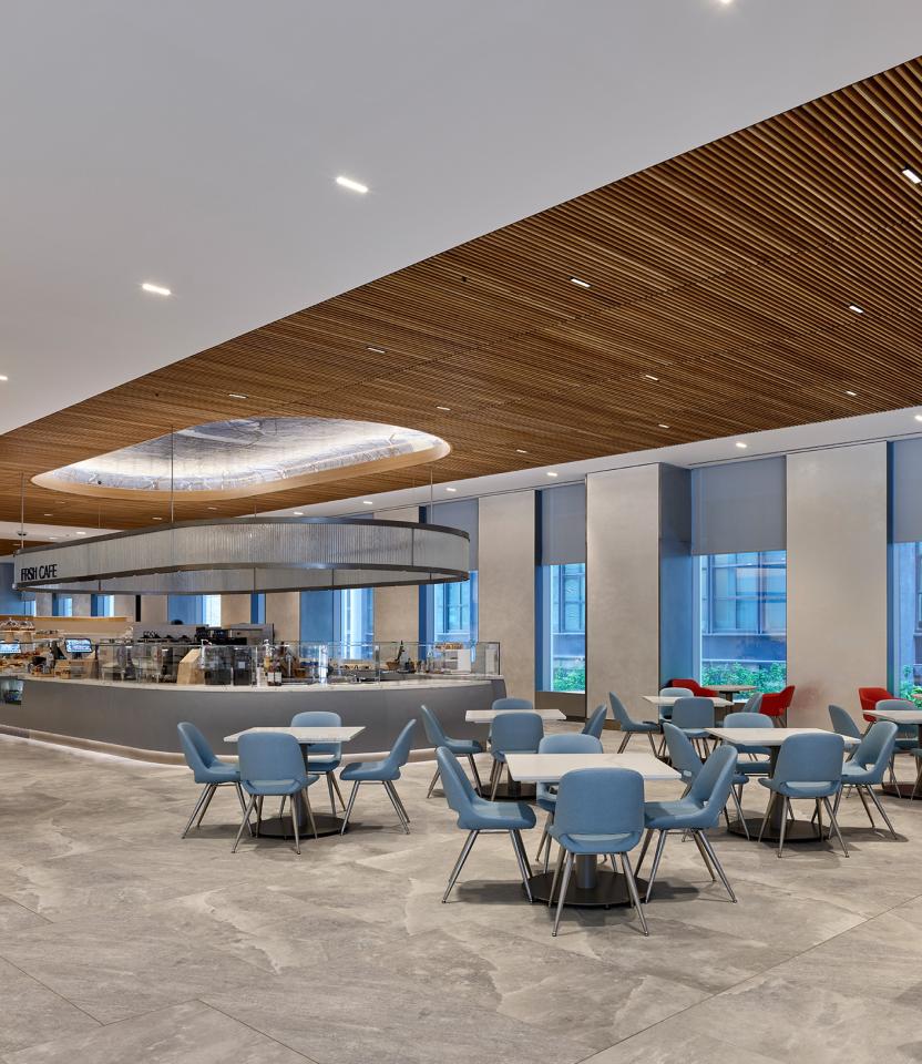 A Philadelphia commercial collaborative space with Lutron roller shades and Quantum. © Jeffrey Totaro, 2024