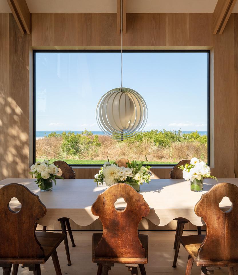 An East Hampton residential dining room with Lutron Ketra lamps, Alisse keypads, and HomeWorks. © Magda Biernat Photography