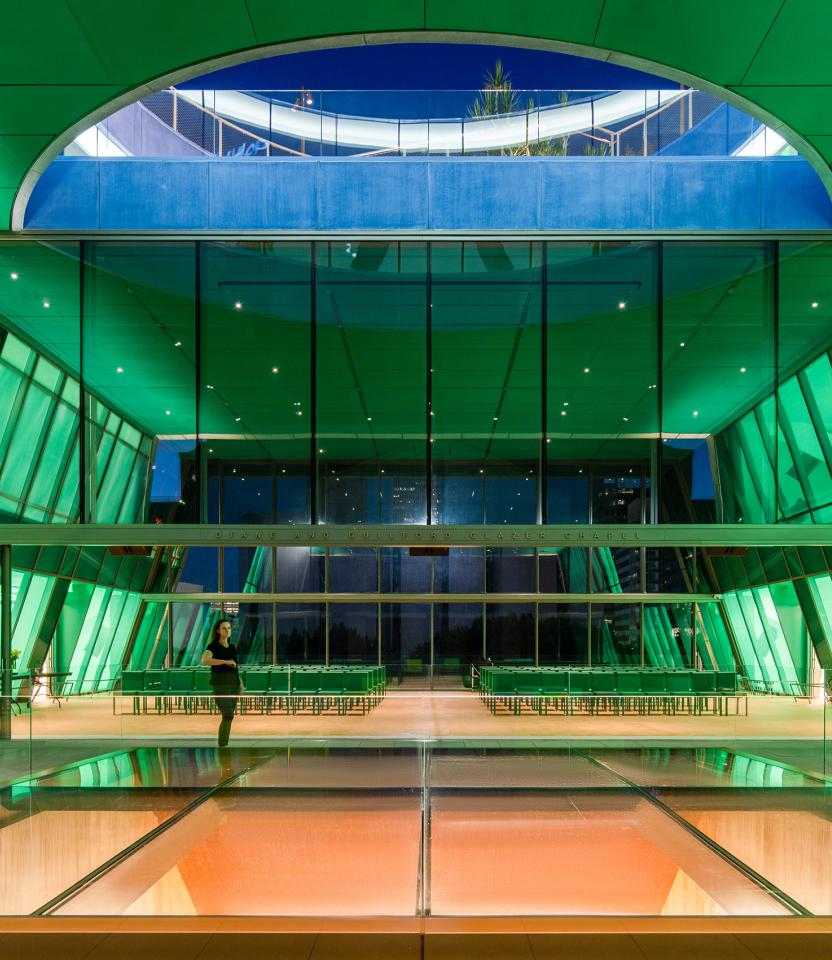 A Los Angeles commercial lobby & atrium with Lutron Quantum. © Jason O’Rear