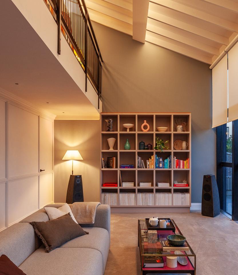 A Northwest private residence livingroom with Lutron Serena & Roller Shade