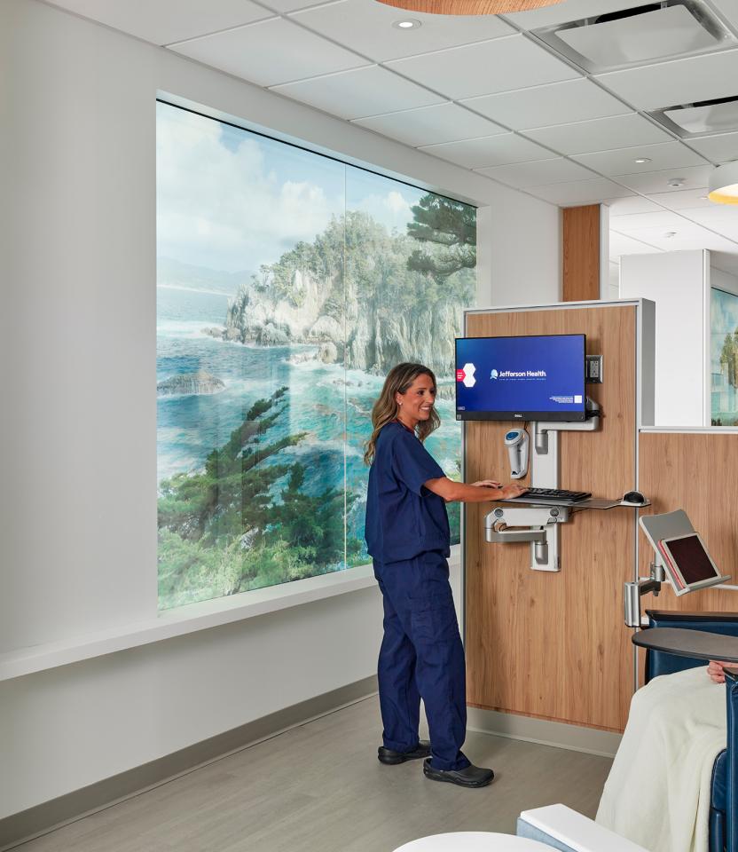 A Philadelphia hospital patient room with Lutron roller shades and Quantum. © Jeffrey Totaro, 2024