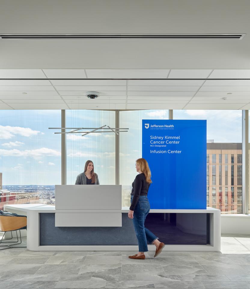 A Philadelphia hospital lobby & atrium with Lutron roller shades and Quantum. © Jeffrey Totaro, 2024