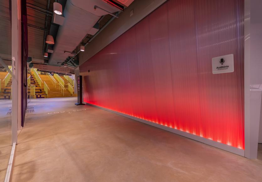 hallway-wall-red-inteli-d758009.jpg