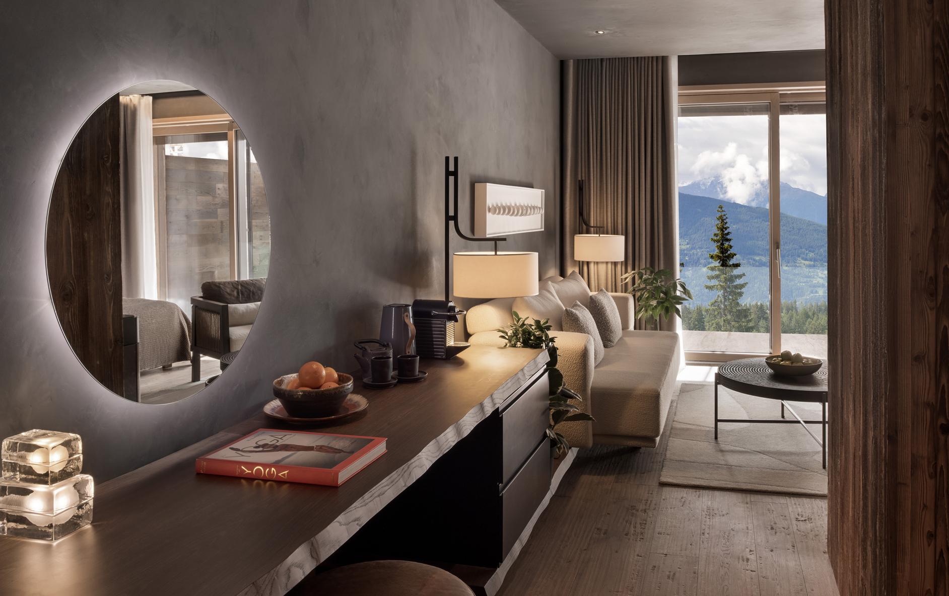 hall-six-senses